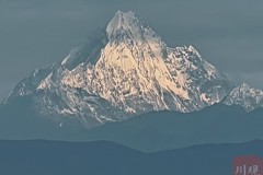 今晨，成都推窗見雪山！